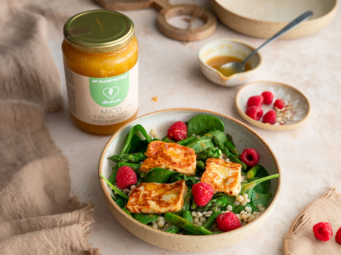 spring salad with asparagus, halloumi and raspberries