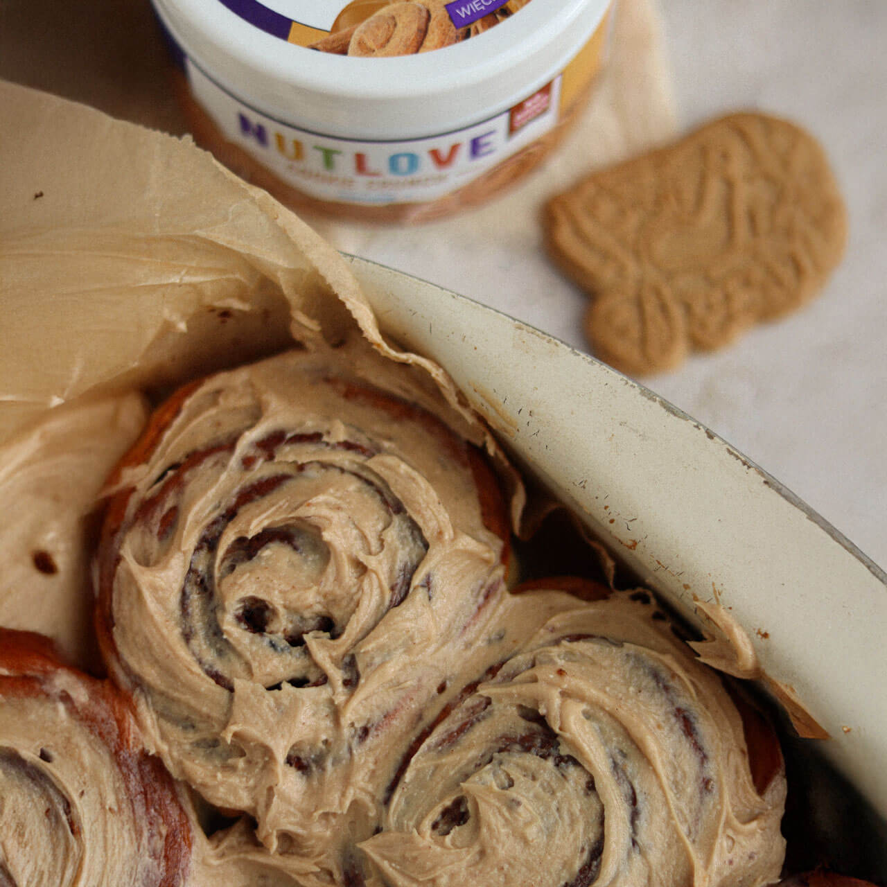 cinnamon rolls with cookie cream