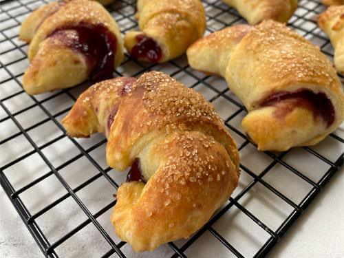 Recipe for cream cheese croissants with Frulove in Jelly Cherry