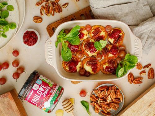 Recipe for sweet potatoes baked with brie cheese, nuts and Frulove Jammix Cherry