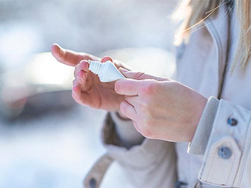 Dry and cracked hands in winter – how to care for them