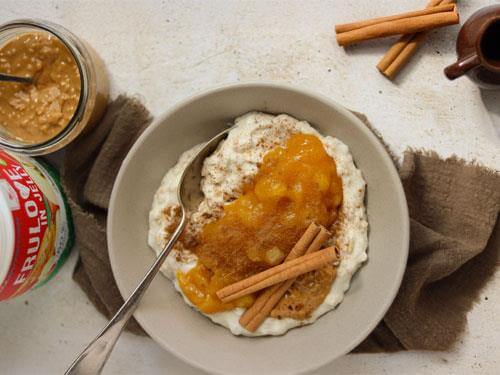 Recipe for autumn porridge with peanut butter, apple and cinnamon