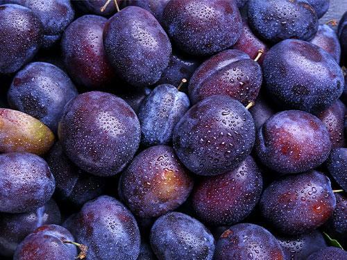 Plums – fibre that supports digestion and the intestines