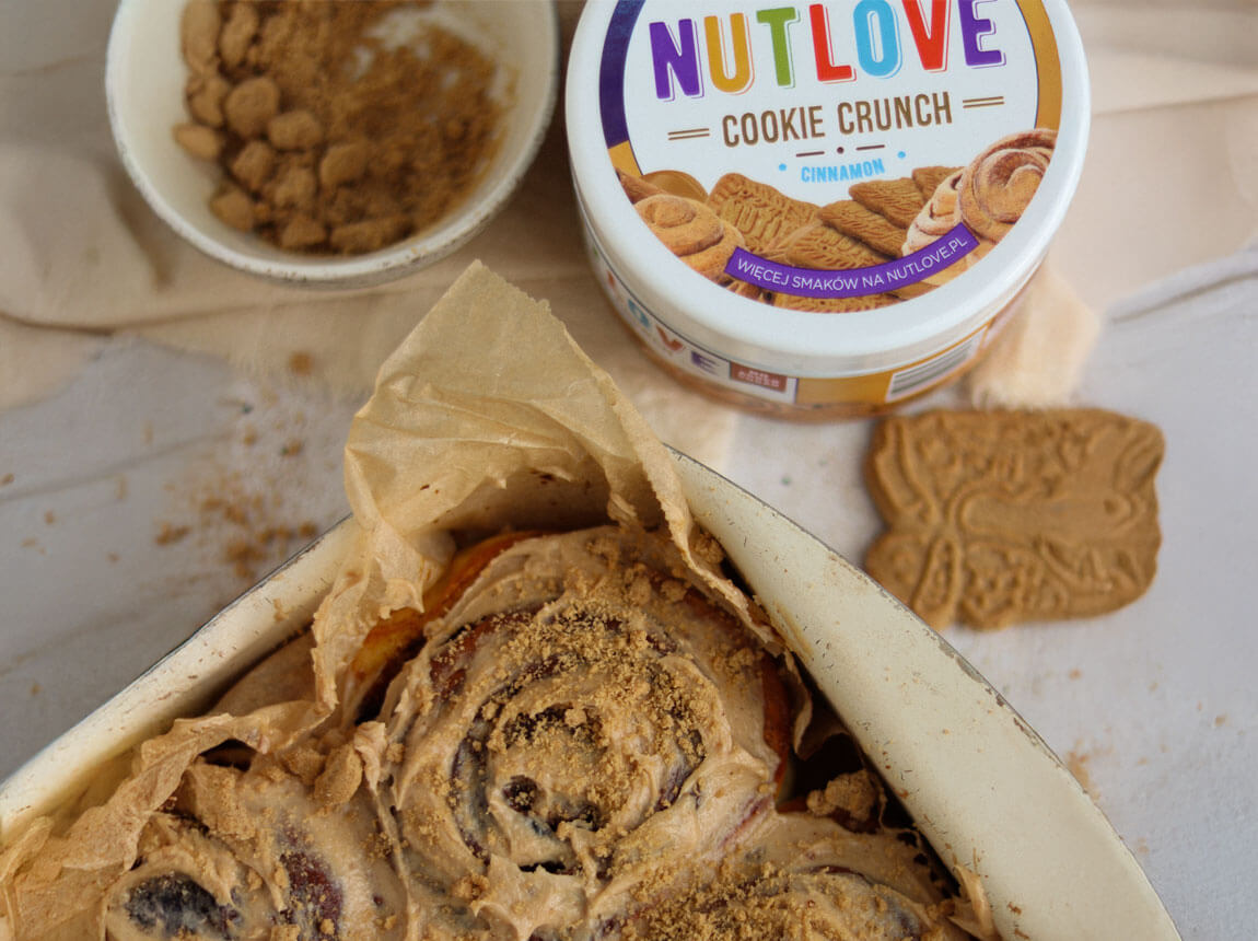 cinnamon rolls with cookie cream